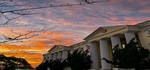 estudante junto a logo da escola